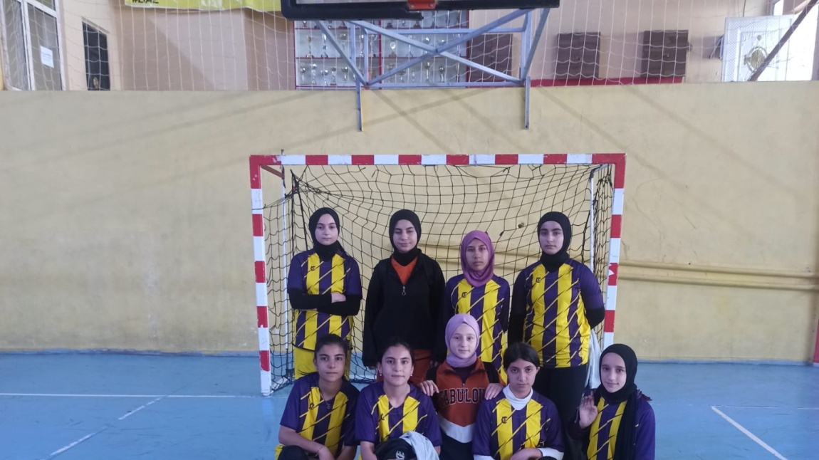 Okulumuz Futsal Kız Takımı Çeyrek Final Maçında Elendi 